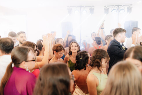 Invitati a un matrimonio che ballano e si divertono con l'animazione di Vida Loca Events.