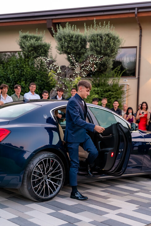 Arrivo del festeggiato per festa di 18 anni con auto sportiva e accoglienza Vida Loca Events.