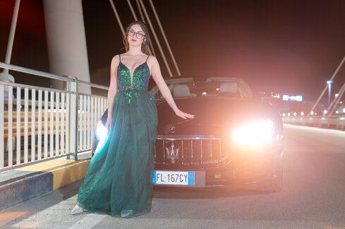 Ingresso scenografico diciottesimo compleanno con auto di lusso e servizio Vida Loca Events.