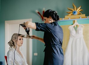 acconciatura sposa con accessori floreali toscana