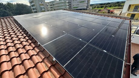 Pannelli solari su tetto a falda con tegole e coppi