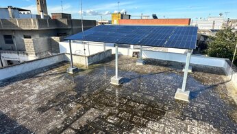 struttura metallica frangisole con moduli fotovoltaici a Neviano LE struttura metallica frangisole con moduli fotovoltaici a Neviano LE