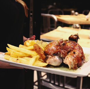 Pollo alla brace servito al tavolo