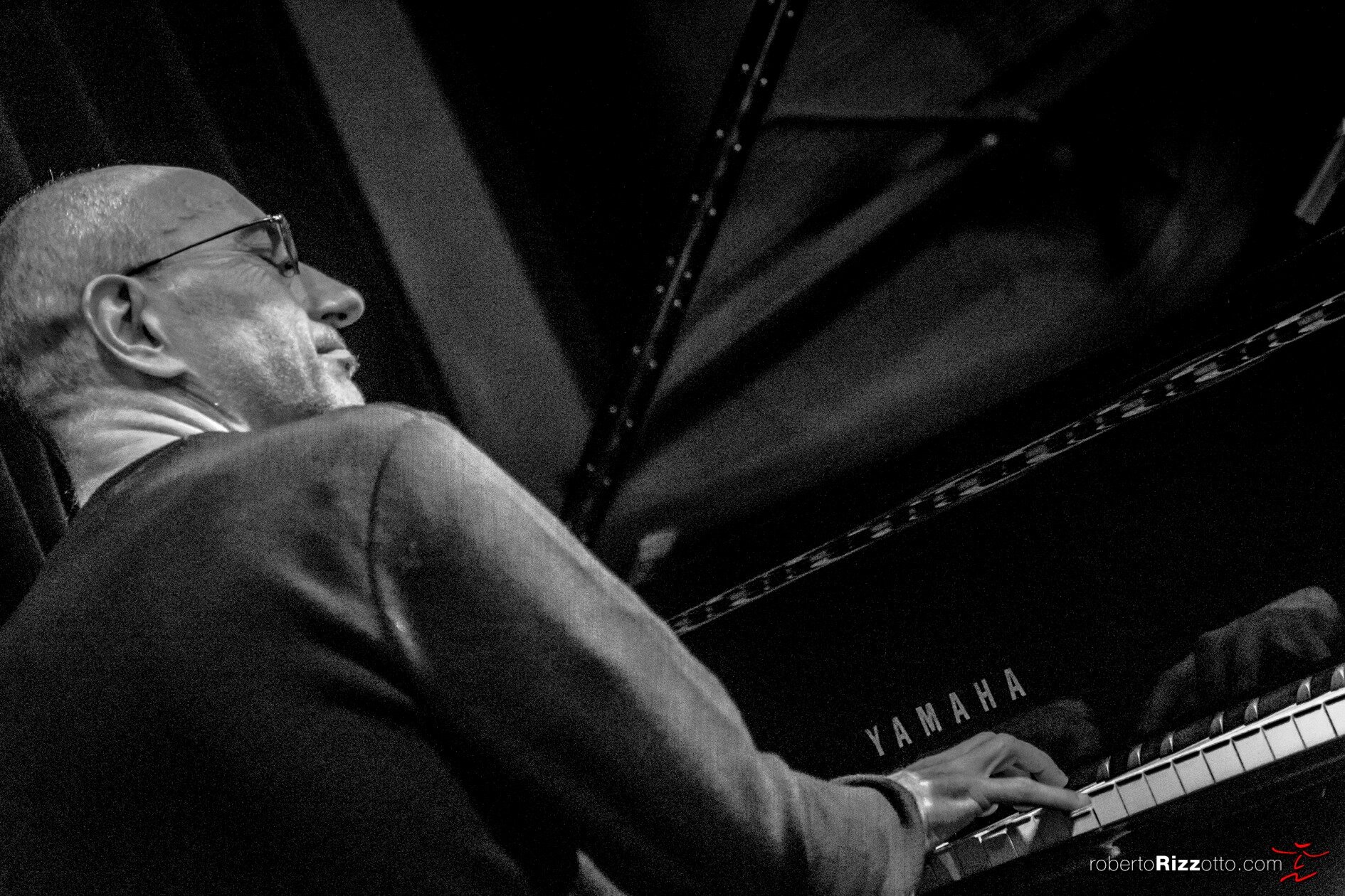 "Canto" il nuovo singolo del pianista compositore Giuseppe Laudanna. "Canto" il nuovo singolo del pianista compositore Giuseppe Laudanna.