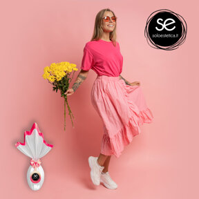 giornata-internazionale-della-donna-donna-bionda-felice-che-tiene-bei-fiori-gialli-primaverili-su-sfondo-rosa-lunghezza-totale (1).jpeg