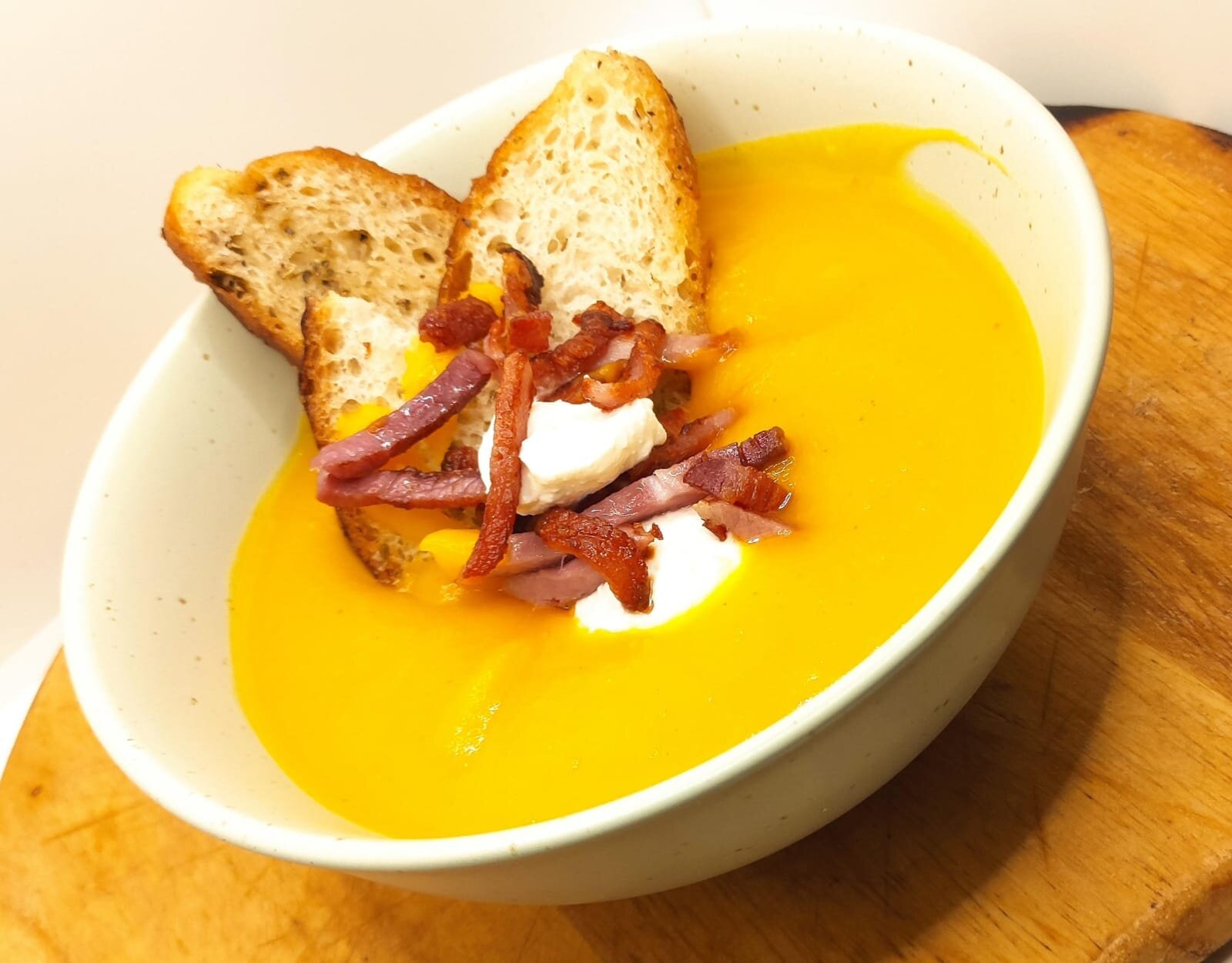 VELLUTATA DI ZUCCA CON STICK DI SPECK CROCCANTE E CREMA DI RICOTTA VELLUTATA DI ZUCCA CON STICK DI SPECK CROCCANTE E CREMA DI RICOTTA