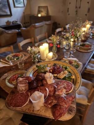 eyJlbiI6ImNvenkgZGlubmVyIn0=