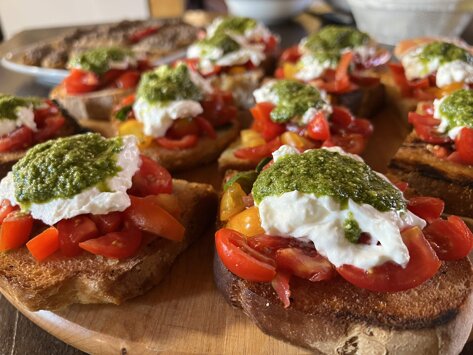 eyJlbiI6IktJTkcgQlJVU0NIRVRUQSBXSVRIIFRPTUFUT0VTIFBFU1RPIEFORCBCVVJSQVRBIn0=