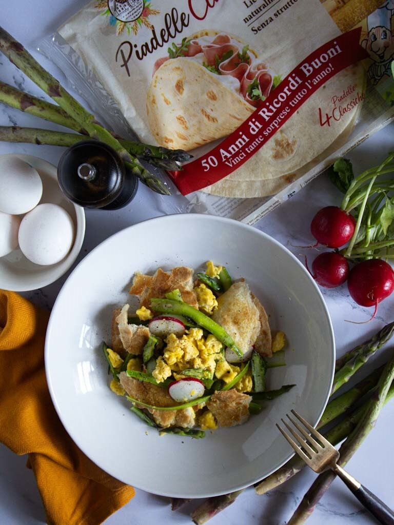 panzanella croccante con piadine pronte asparagi e uova