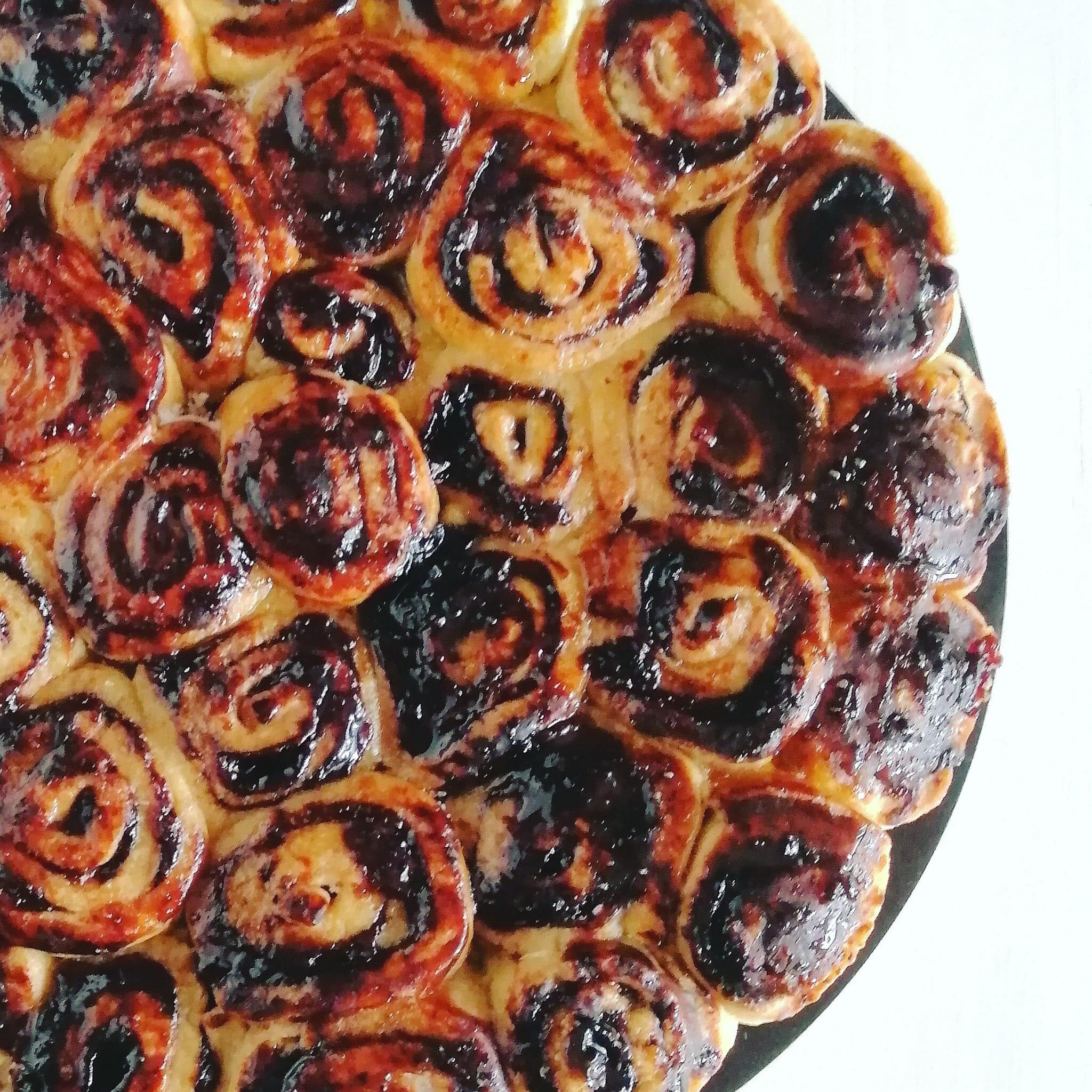 Crostata con confettura di mirtilli neri
