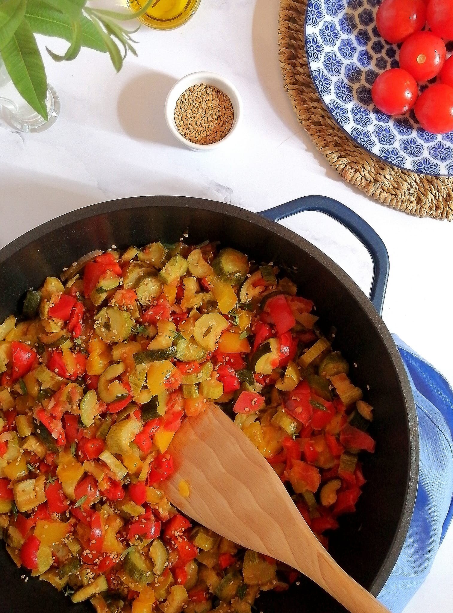 mediterranea di verdure con zucchine, pomodorini e peperoni