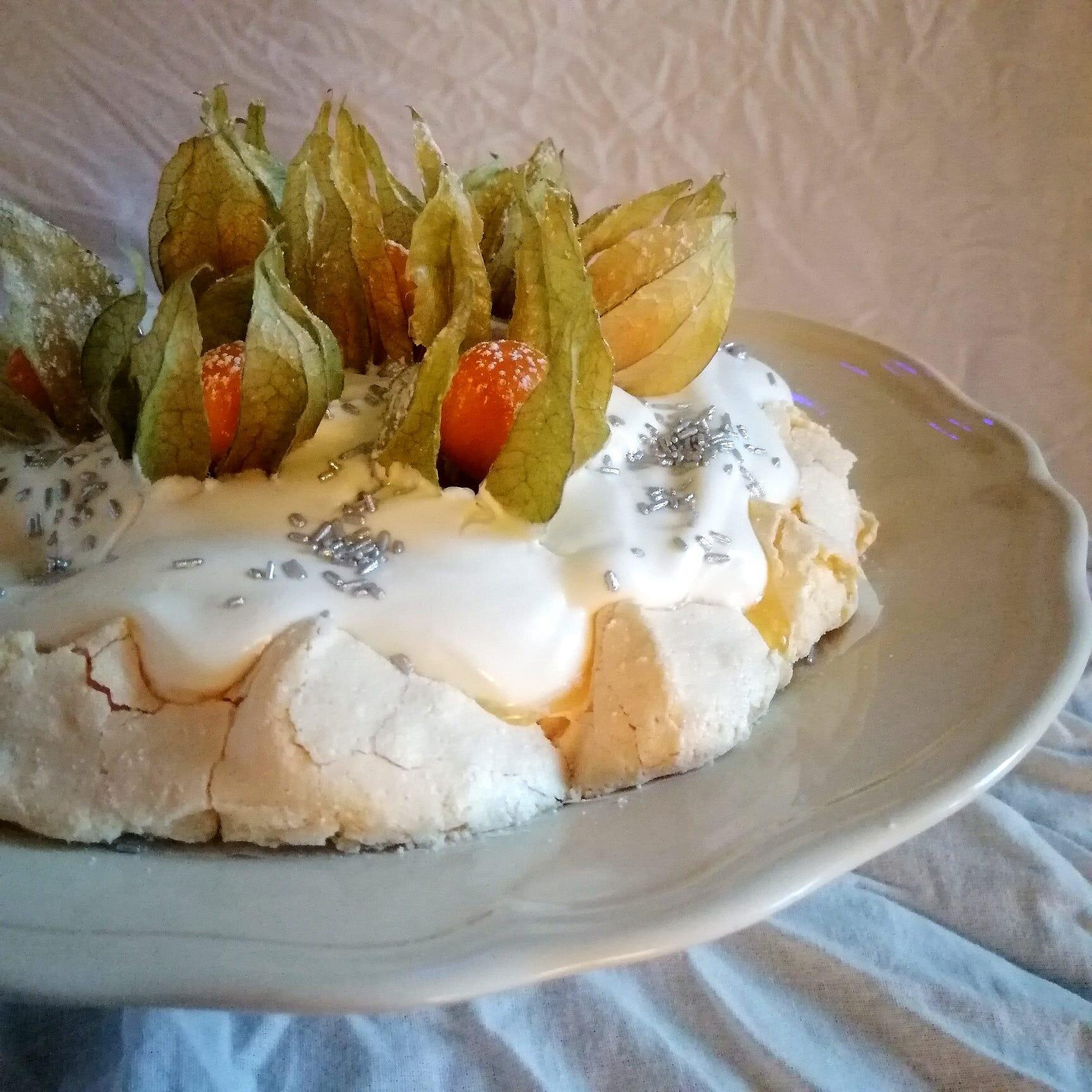 Pavlova con yogurt greco e alchechengi