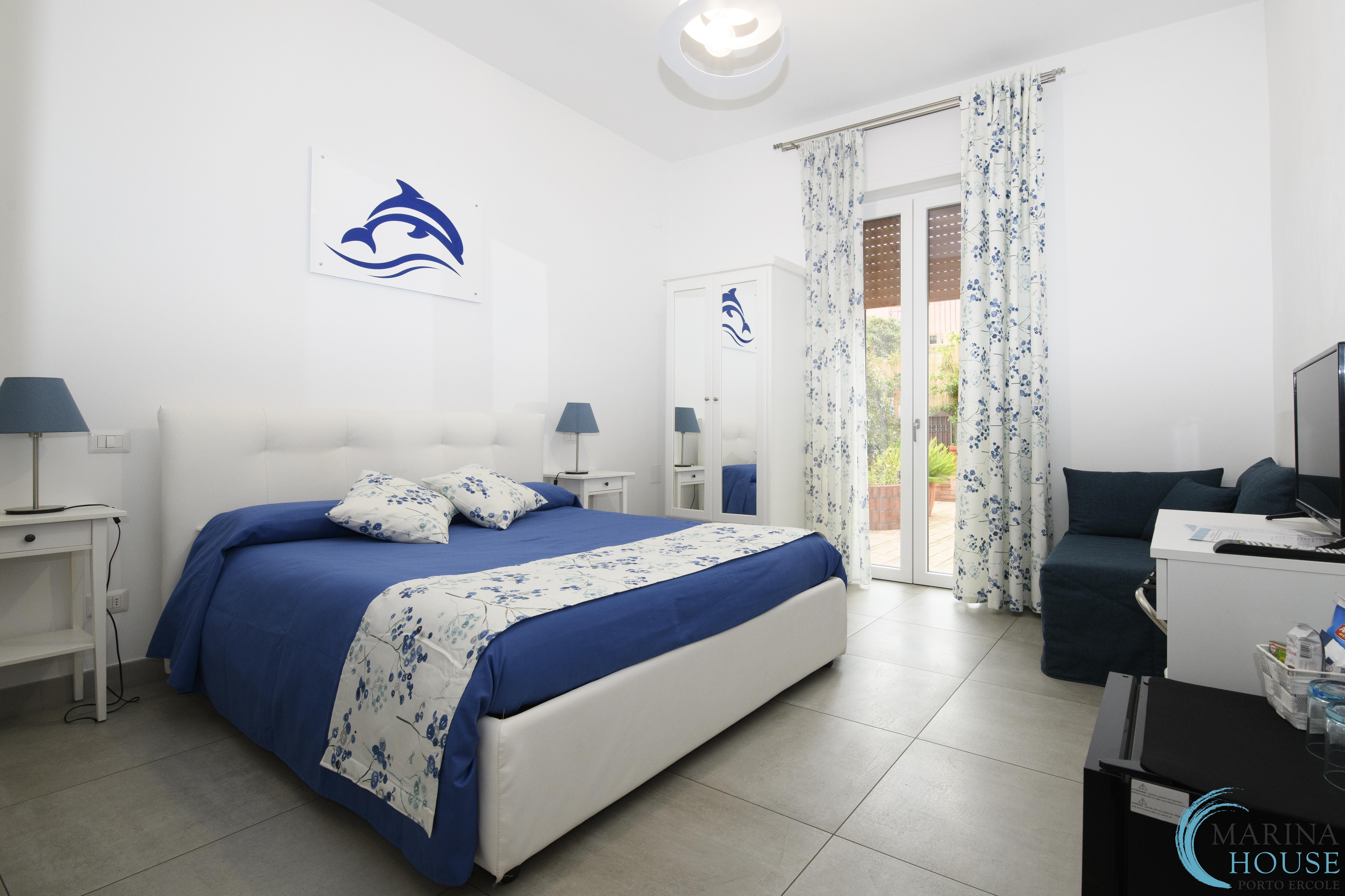 Camere spaziose, luminose e dotate di ogni comfort per dormire a Porto Ercole centro.