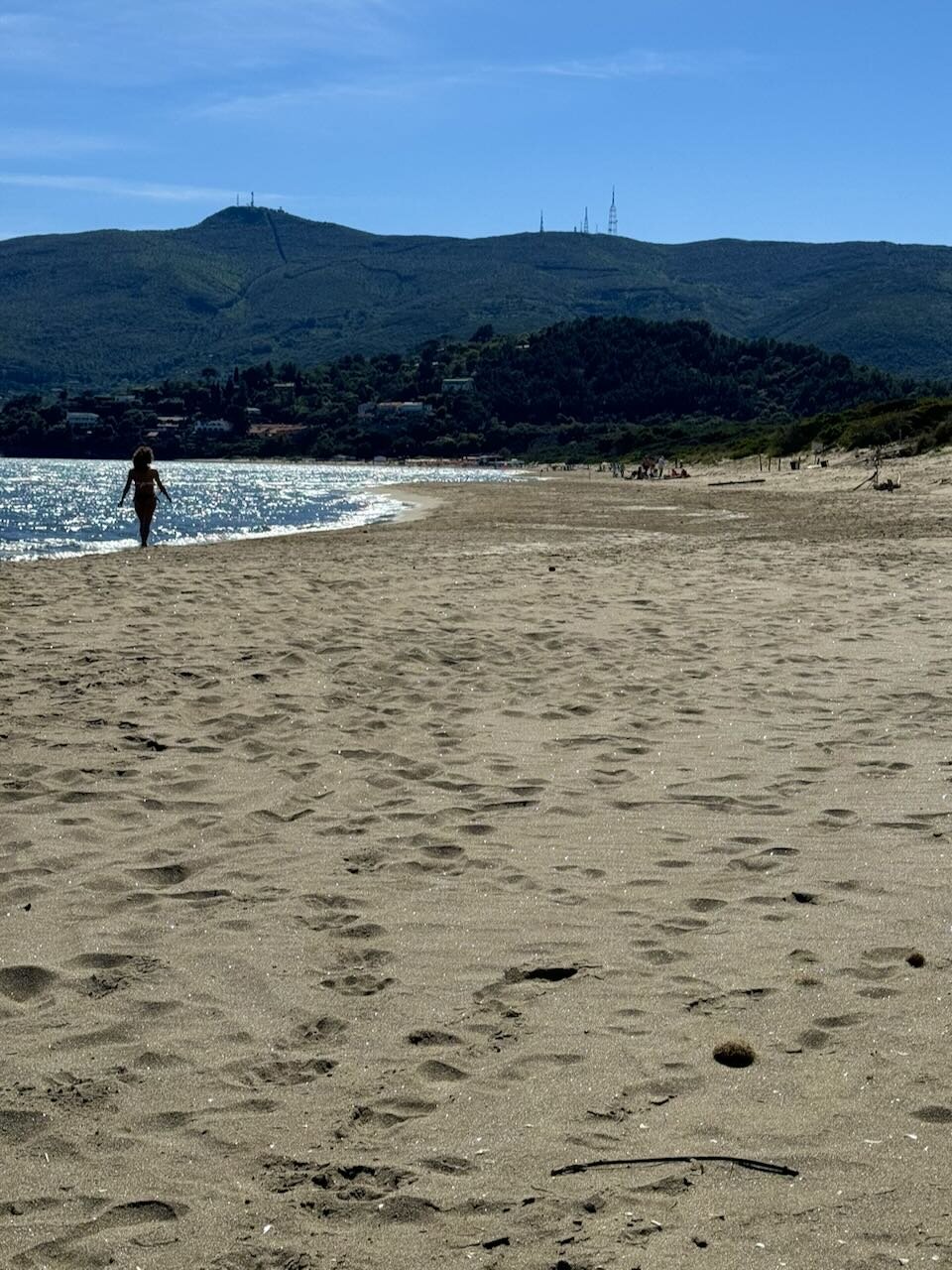 "Veduta panoramica della Spiaggia della Feniglia a Porto Ercole, duna di sabbia dorata della Riserva Naturale raggiungibile dal B&amp;B Marina House Argentario."