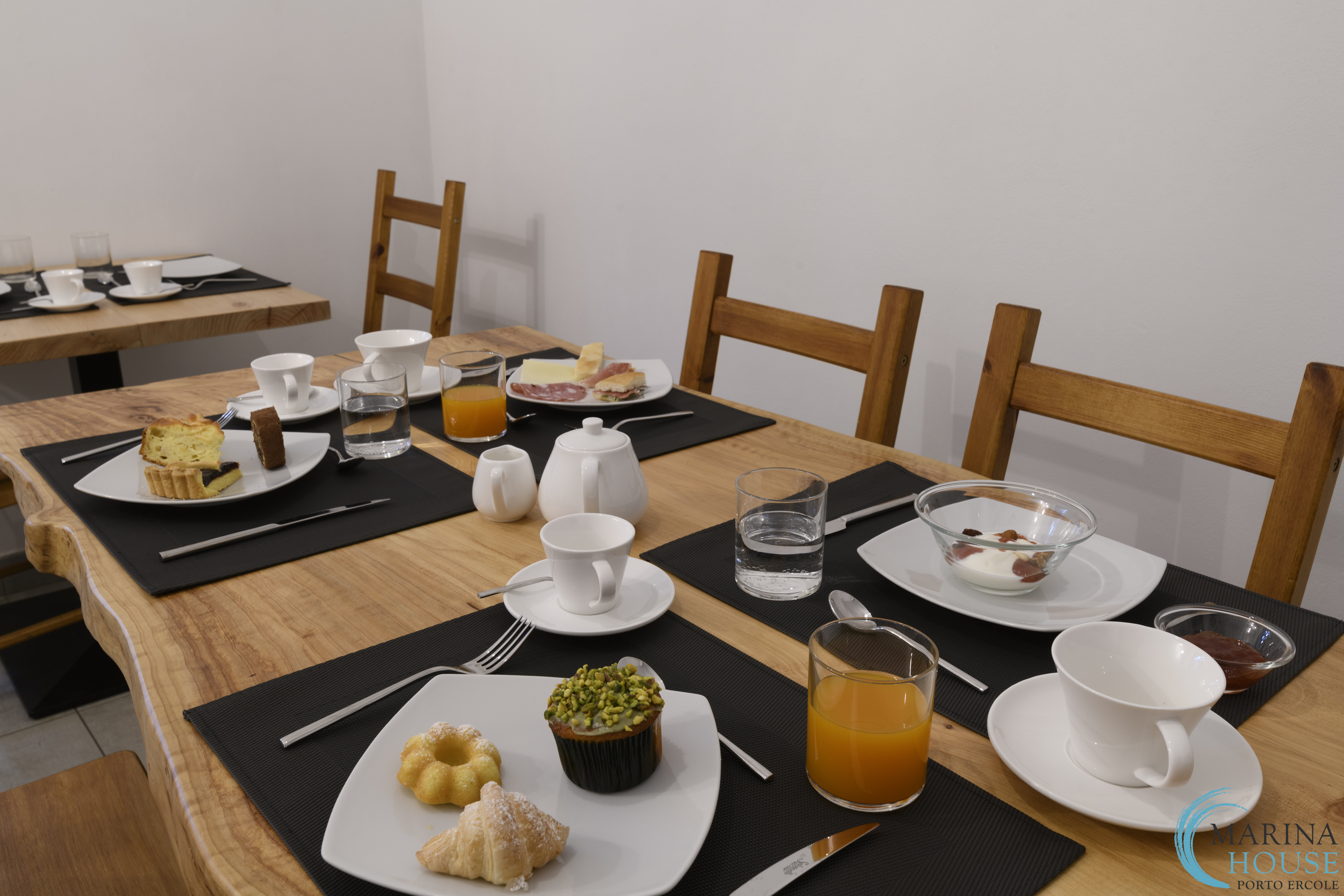 Colazione artigianale con torte fatte in casa presso il Bed and Breakfast Marina House a Porto Ercole.