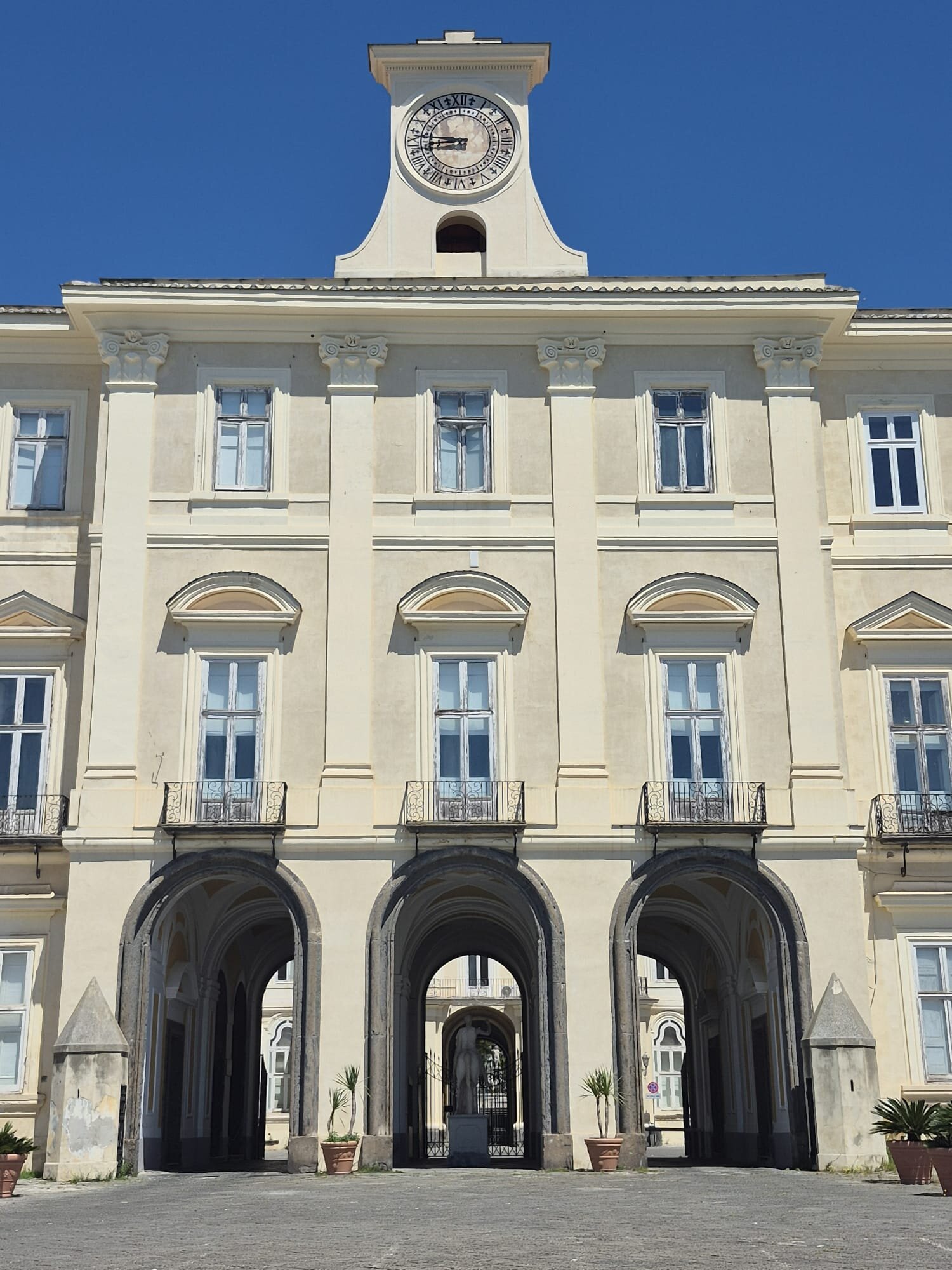 facciata-della-reggia-dal-cortile.jpeg facciata-della-reggia-dal-cortile.jpeg