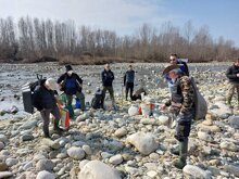 Sul greto del fiume Sempre Silvio Bianco che ci spiega dove troveremo l'oro