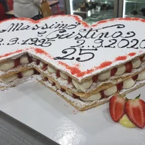 Millefoglie Tre strati di sfoglia separati da uno strato di crema chantilly e gocce di cioccolato