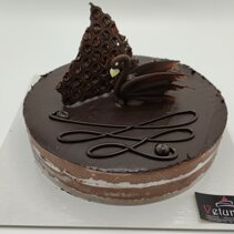 Fondente Croccante biscotto ai cereali, guarnito con una deliziosa mousse al cioccolato fondente con copertur