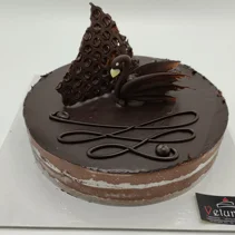 Fondente Croccante biscotto ai cereali, guarnito con una deliziosa mousse al cioccolato fondente con copertur