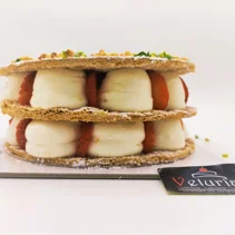 Millefoglie Tre strati di sfoglia separati da uno strato di crema chantilly e gocce di cioccolato