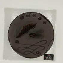 Fondente Croccante biscotto ai cereali, guarnito con una deliziosa mousse al cioccolato fondente con copertur