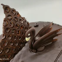 Fondente Croccante biscotto ai cereali, guarnito con una deliziosa mousse al cioccolato fondente con copertur