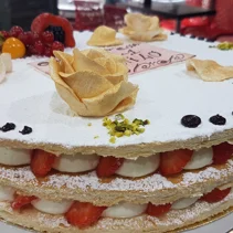 Millefoglie Tre strati di sfoglia separati da uno strato di crema chantilly e gocce di cioccolato
