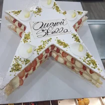 Millefoglie Tre strati di sfoglia separati da uno strato di crema chantilly e gocce di cioccolato