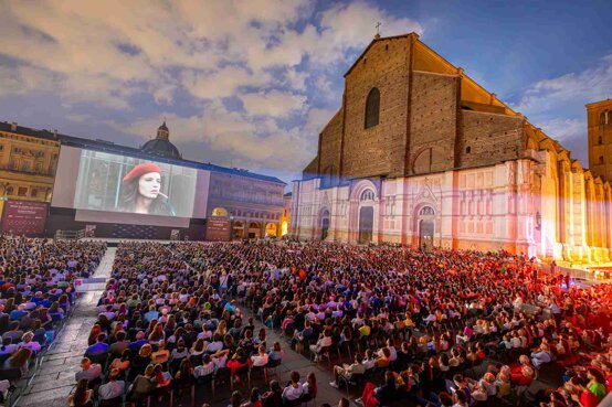 piazza.maggiore.cinema.jpeg