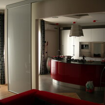 Residenza privata RM_TA Soggiorno con vista cucina