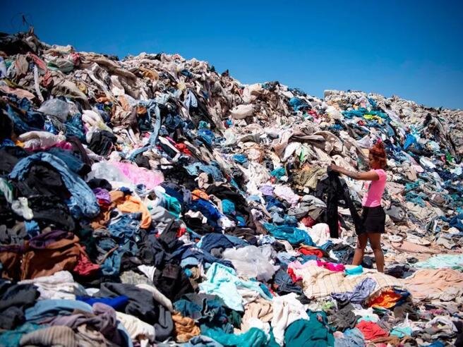 Basta discariche di vestiti usati: C'è una filiera alternativa che funziona