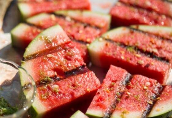 NON SOLO UNA FETTA DI ANGURIA NON SOLO UNA FETTA DI ANGURIA