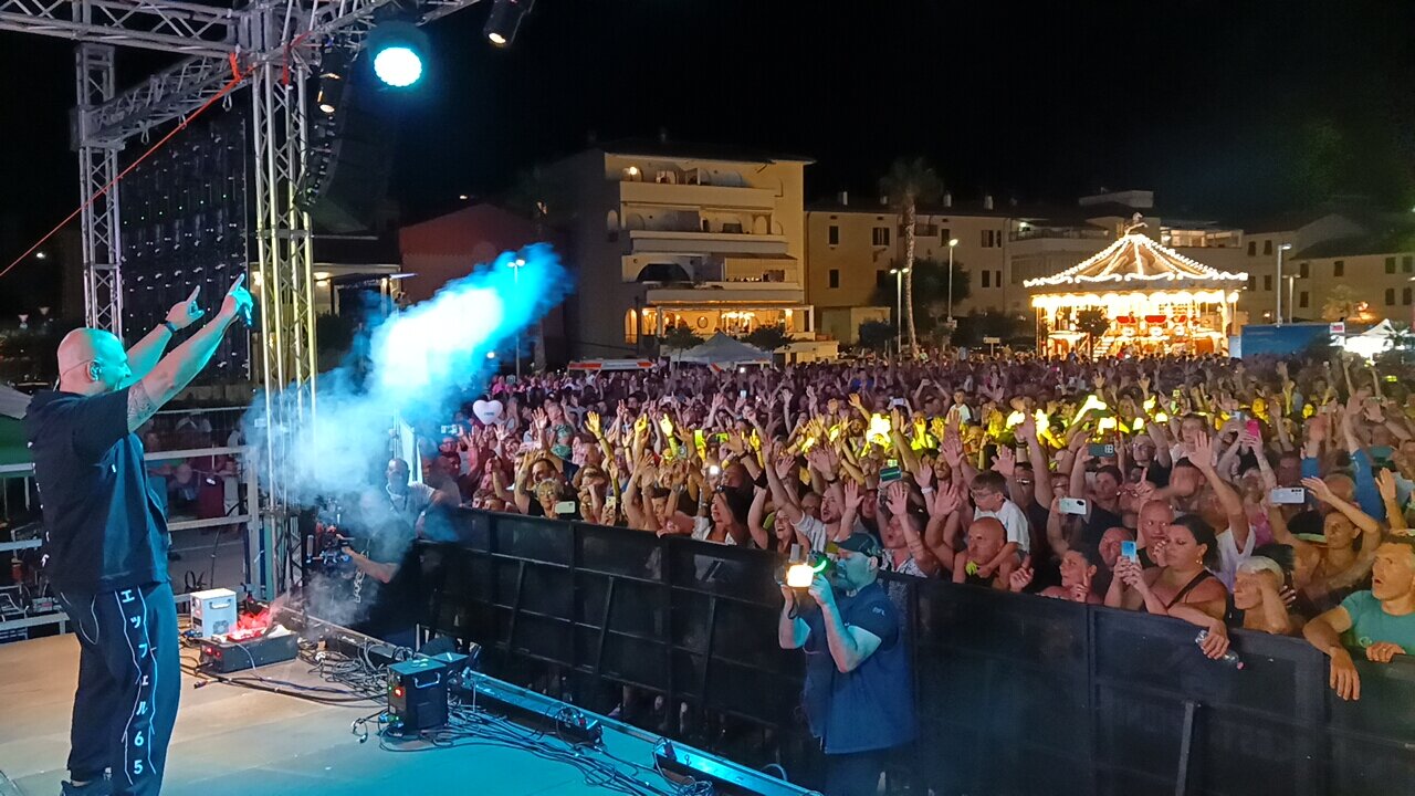 GLI EIFFEL 65 CONQUISTANO SAN VINCENZO: UNA NOTTE TUTTA DA BALLARE