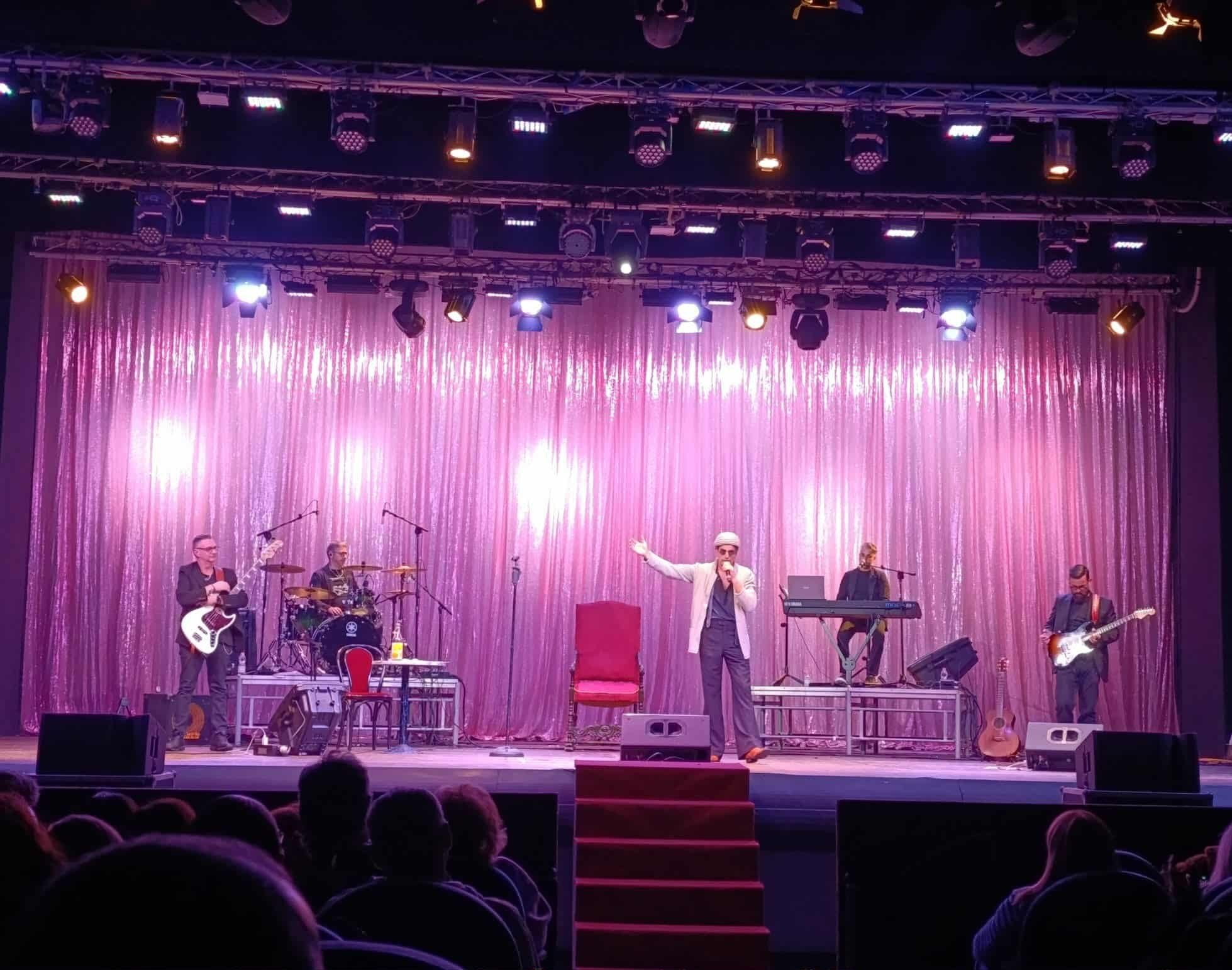 Tributo ad Adriano Celentano al Teatro Zappalà: successo travolgente per l’Adrian Band