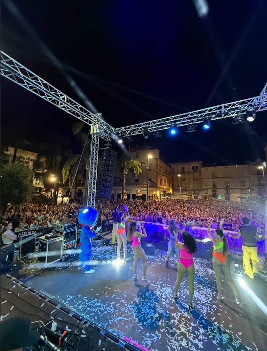 Piano di Sorrento, in Piazza Cota lo spettacolo “Nostalgia 90”
