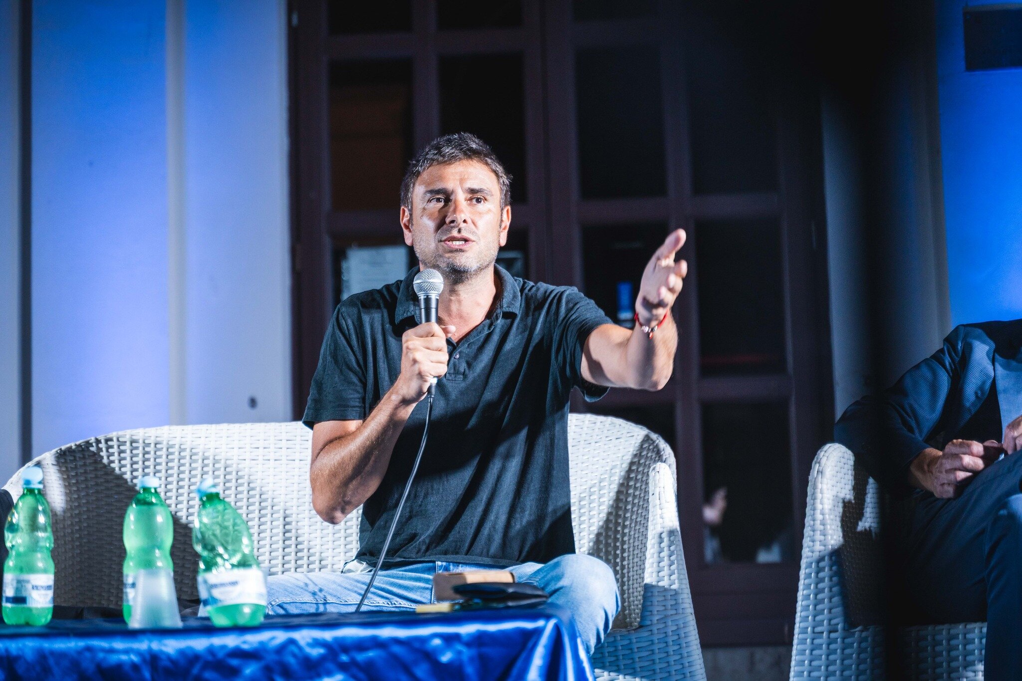 La democrazia sotto accusa: Alessandro Di Battista a Piano di Sorrento con Democrazia Deviata