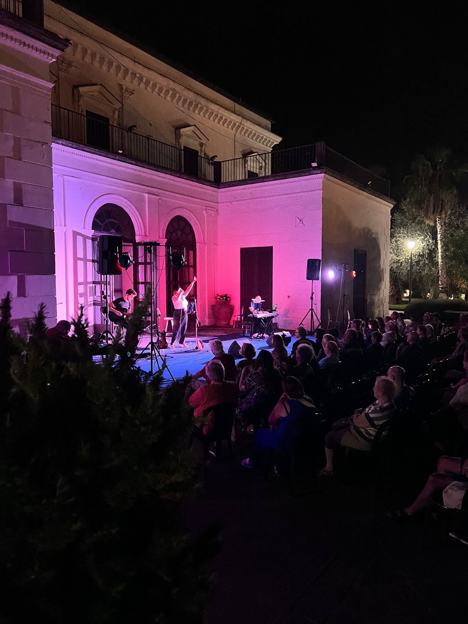 Due notti di emozioni a Villa Fondi: la magia di Roberta Tondelli e l’alba con M’Barka Ben Taleb
