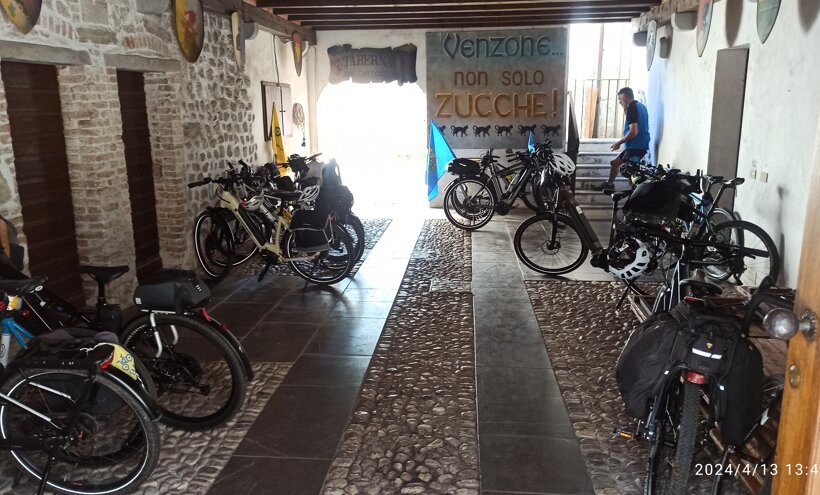 eyJlbiI6IkJpa2VzIn0=