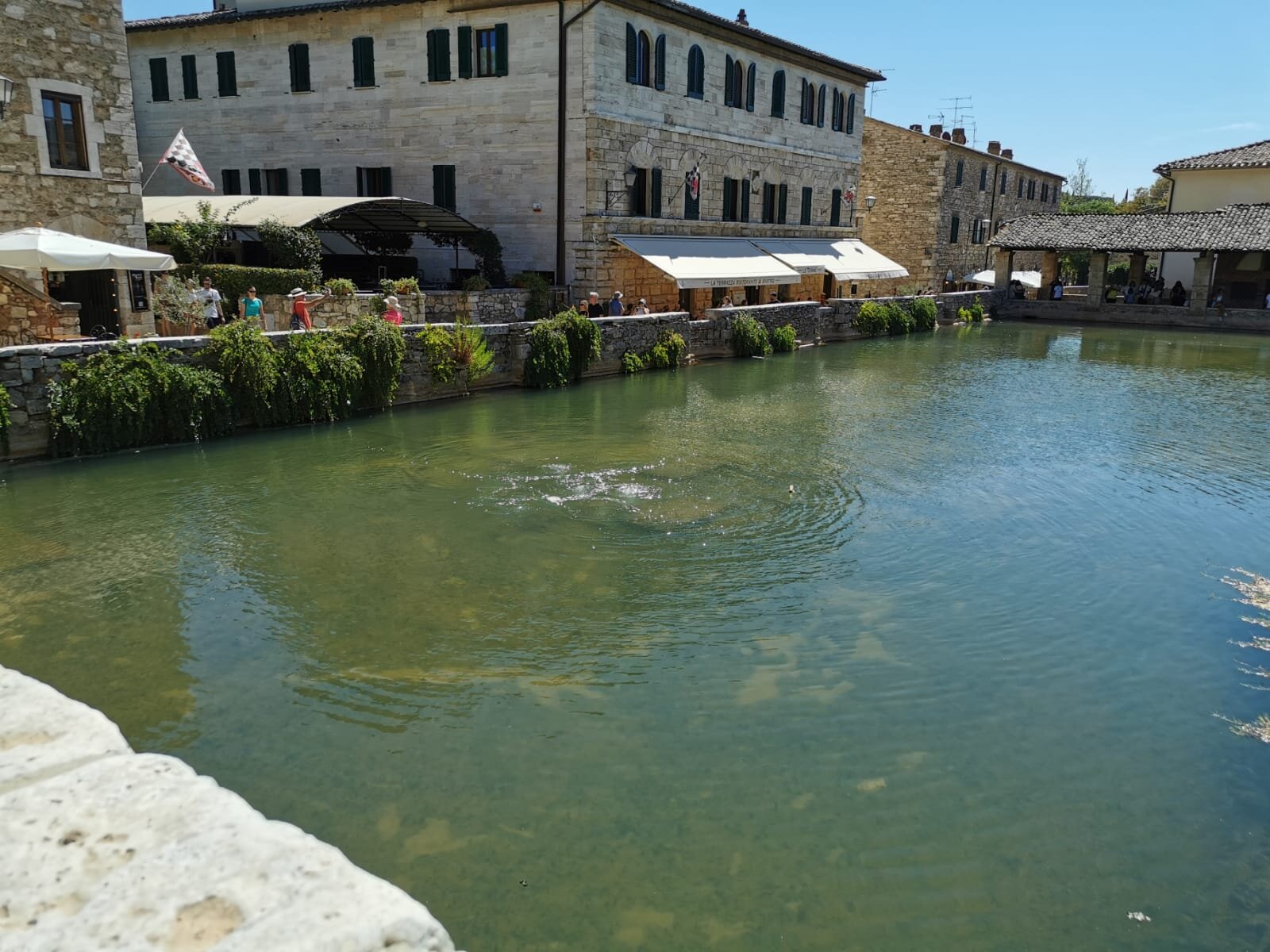 Bagno Vignoni: il borgo che sogna tra le acque termali