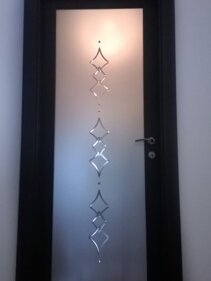 VETRO SATINATO MOLATO ESEMPIO DI VETRAGE INTERNA REALIZZATA CON VETRO SATINATO E MOLATURE LUCIDE VETRO SATINATO MOLATO ESEMPIO DI VETRAGE INTERNA REALIZZATA CON VETRO SATINATO E MOLATURE LUCIDE