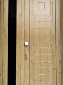 PORTONCINO IN PVC 2 ANTE CON VETRO PORTONE IN PVC COLORE LEGNO QUERCIA IRLANDESE, REALIZZATO A DUE ANTE CON ANTA A VETRO E ANTA CIECA PORTONCINO IN PVC 2 ANTE CON VETRO PORTONE IN PVC COLORE LEGNO QUERCIA IRLANDESE, REALIZZATO A DUE ANTE CON ANTA A VETRO E ANTA CIECA