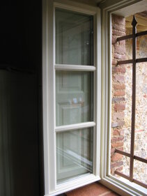 SCURETTO BOZZATO TIPICA FINESTRA TOSCANA CON SCURETTO INTERNO BOZZATO E VETRO DIVISO DA BACCHETTE SCURETTO BOZZATO TIPICA FINESTRA TOSCANA CON SCURETTO INTERNO BOZZATO E VETRO DIVISO DA BACCHETTE