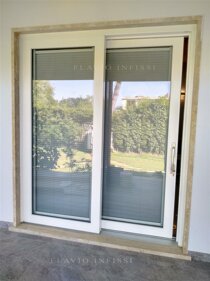 portafinestra scorrevole con serratura ingresso PORTAFINESTRA ALZANTE SCORREVOLE REALIZZATA IN PVC BIANCO LATTE COMPLETA DI TENDE A VETRO portafinestra scorrevole con serratura ingresso PORTAFINESTRA ALZANTE SCORREVOLE REALIZZATA IN PVC BIANCO LATTE COMPLETA DI TENDE A VETRO