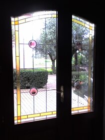 VETRI ARTISTICI VETRI ARTISTICI LAVORATI CON RILEGATURA A PIOMBO SU PORTA CON SAGOMA CENTINATA VETRI ARTISTICI VETRI ARTISTICI LAVORATI CON RILEGATURA A PIOMBO SU PORTA CON SAGOMA CENTINATA