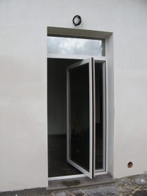 PORTAFINESTRA LEGNO ALLUMINIO BILICO PORTAFINESTRA IN LEGNO ALLUMINIO CON SPECIALE APERTURA A BILICO VERTICALE CON SOPRALUCE FISSO PORTAFINESTRA LEGNO ALLUMINIO BILICO PORTAFINESTRA IN LEGNO ALLUMINIO CON SPECIALE APERTURA A BILICO VERTICALE CON SOPRALUCE FISSO
