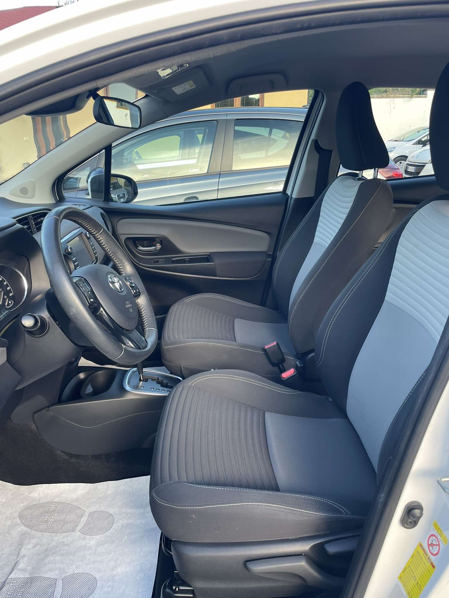 toyota-yaris-3°serie-1.5hybrid-business-73cv-euro6---2019---bianco---cabio-automatico-(6).jpeg