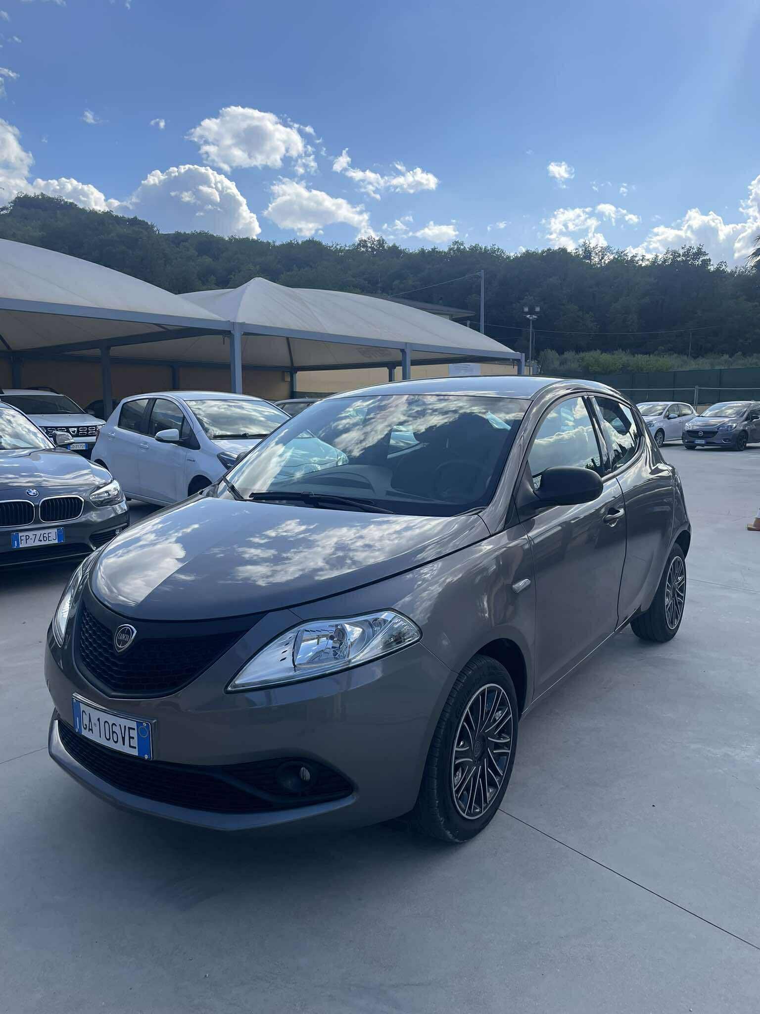 lancia-ypsilon-1.2gpl-ecochic-69cv-euro6---2020---grigio-(9).jpeg
