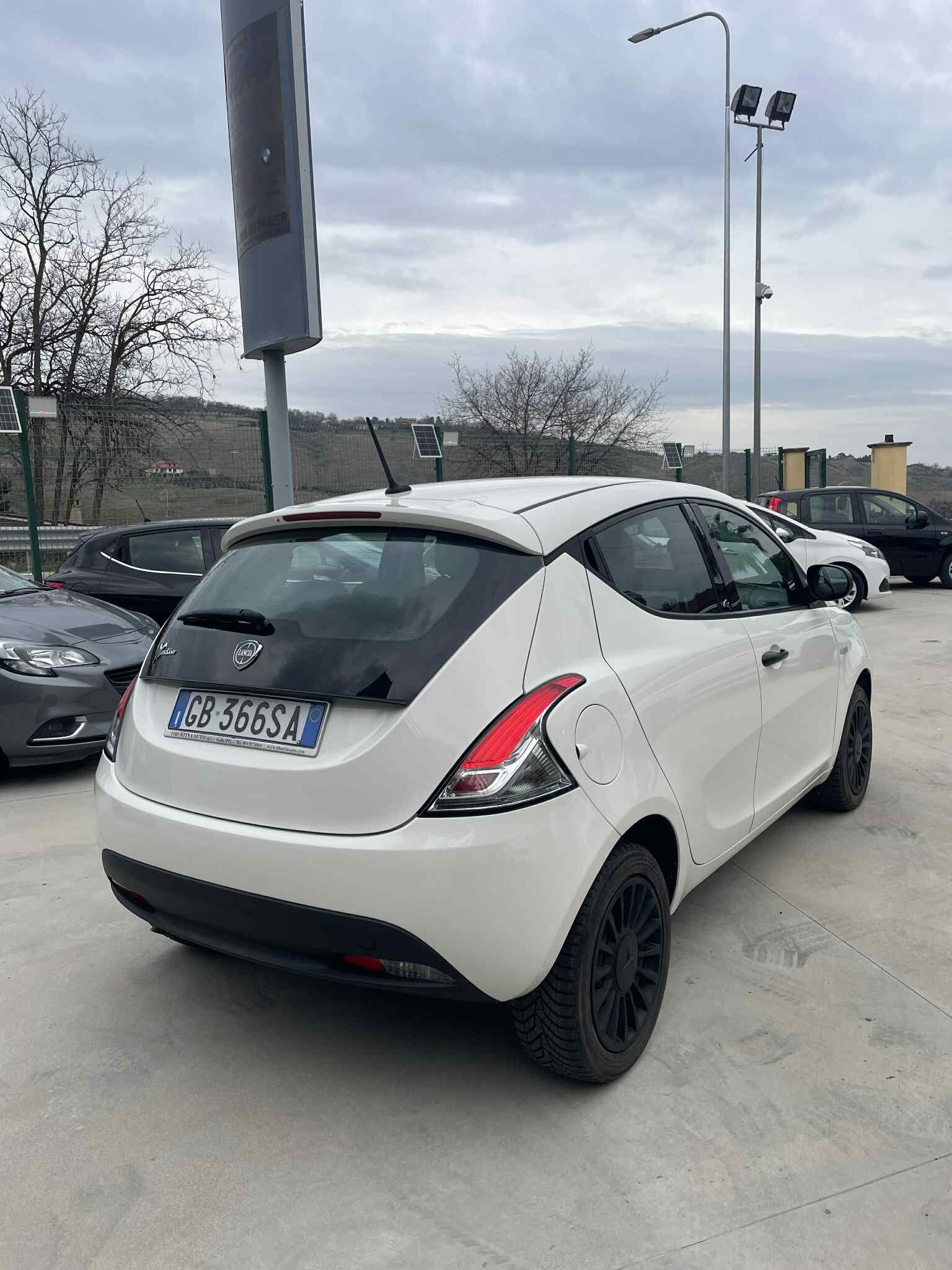 lancia-ypsilon-1.2gpl-silver-69cv--euro6---2020---bianco-(6).jpeg