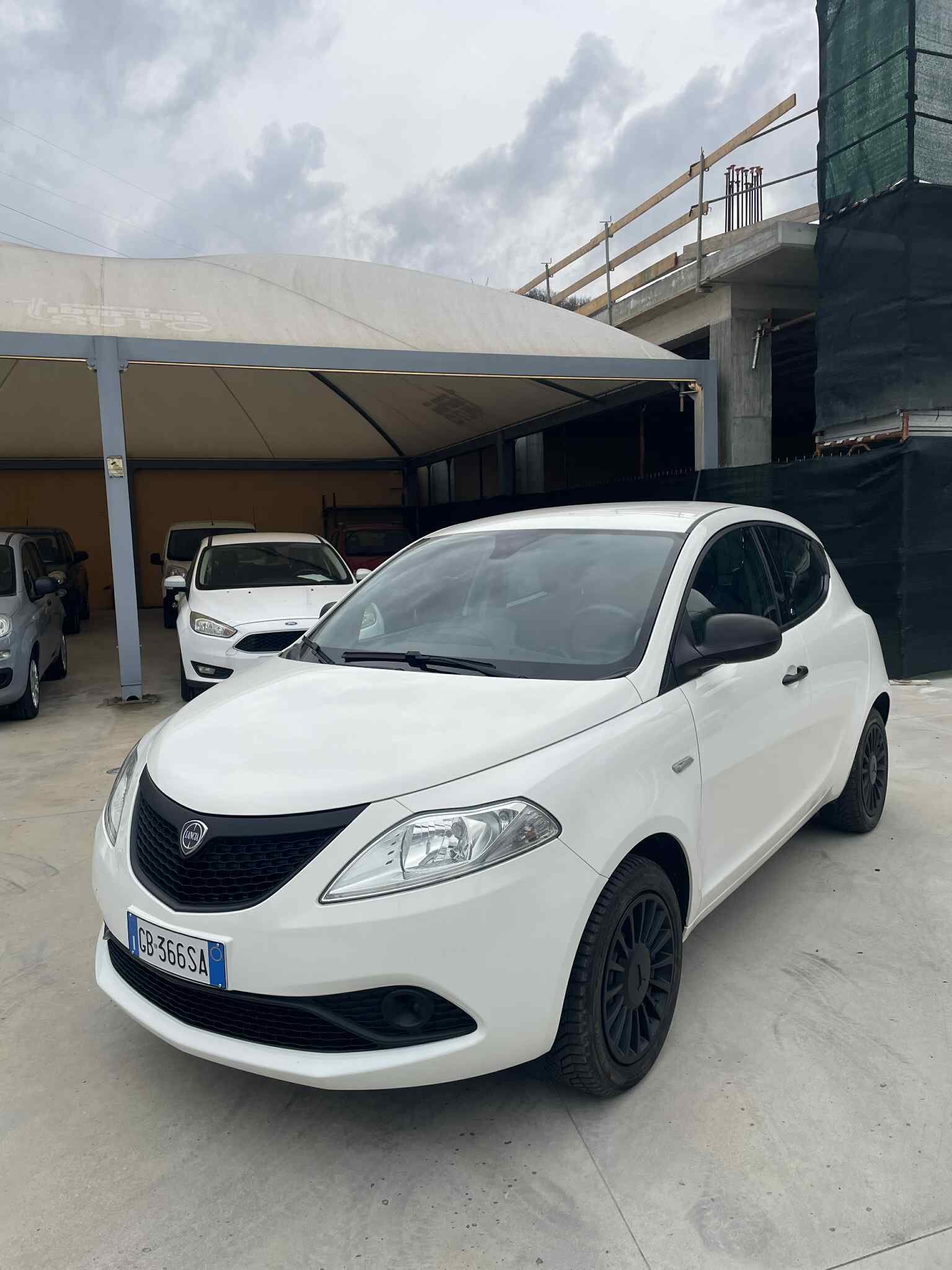 lancia-ypsilon-1.2gpl-silver-69cv--euro6---2020---bianco-(2).jpeg
